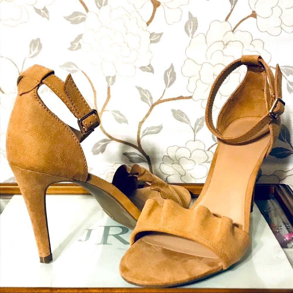 NWOT - Sueded Tan Ruffle Toe Heels